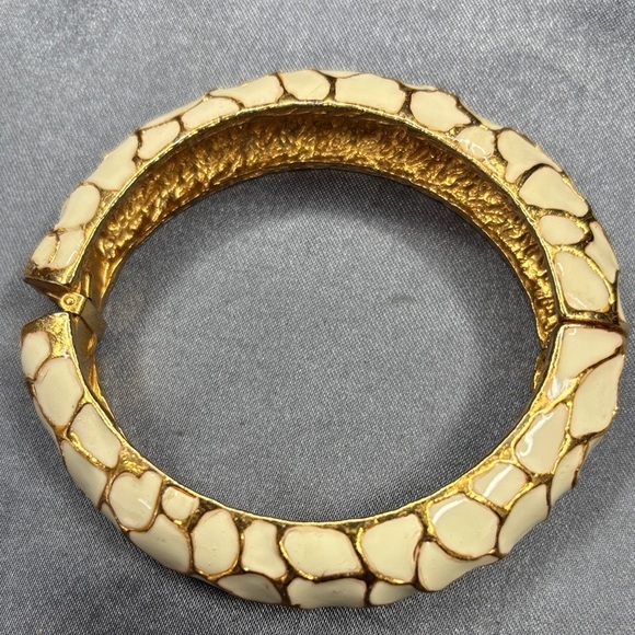 Kenneth Jay Lane Cream and Gold Bracelet - Picture 3 of 4